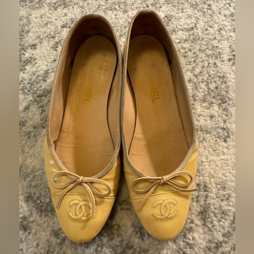 CHANEL Yellow Leather CC Logo Ballet Flats